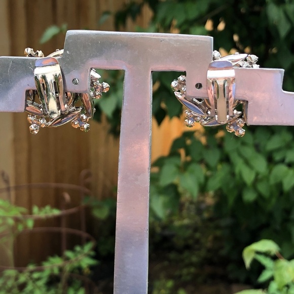 Vintage 1960s Classic Clip On Earrings - Picture 6 of 8